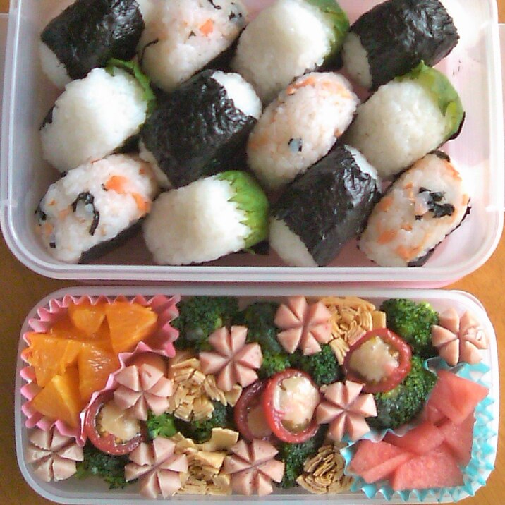 みんなのお弁当★三色おにぎり＆お花いっぱい